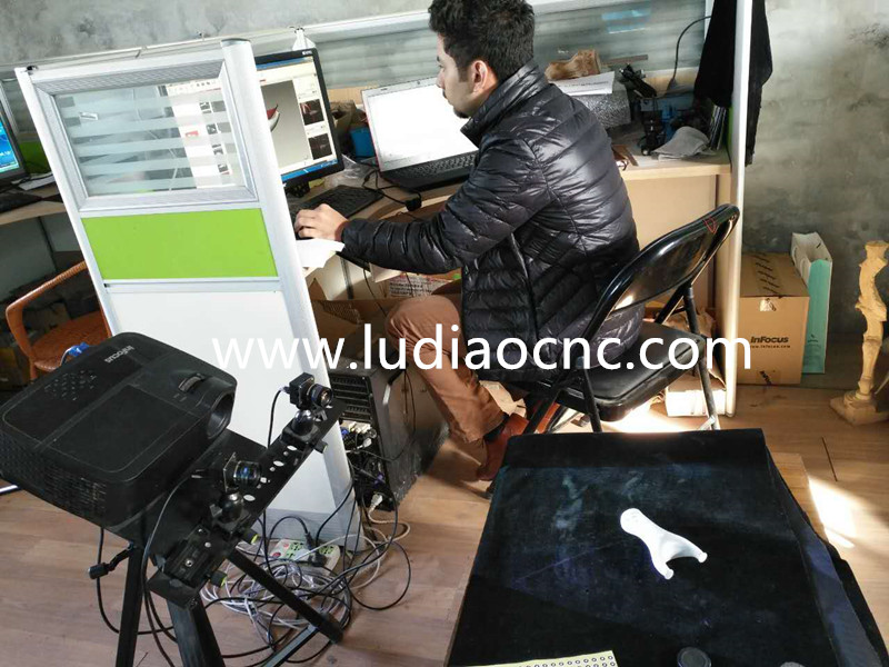 沙特客戶在學習三維立體掃描儀，掃描鞋楦專用